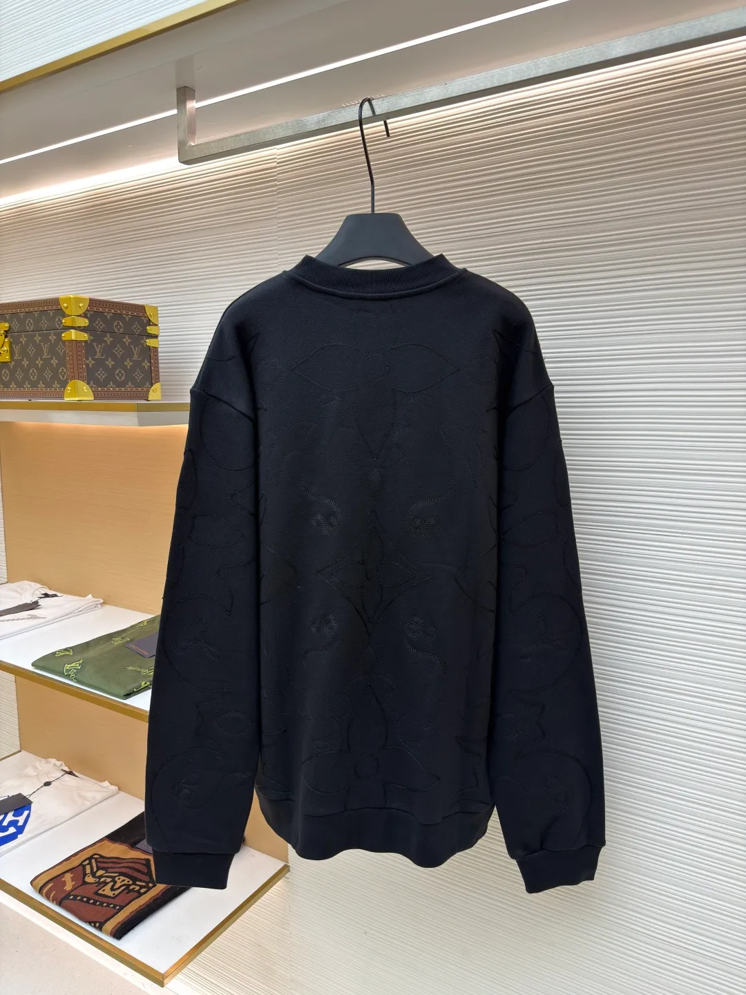 LOUIS VUITTON fully embroidered large flower sweatshirt ●Original version: Purchased and developed for 18500 ●Item number: 1680970-A85 ●Material: 100% cotton jersey fabric ●Technology: Fleece shearing ●Version: Fitted version ●Weight: about 635 grams ●Size: XS-S-M-L ●Description: The fabric is made of 32s double-ply cotton jersey. The finished cloth weighs 330g. The embryo is dyed and subjected to the fleece shearing process. After washing, the finished cloth is shaped and matched with a 20s double-yarn flat machine to weave ribs. A domestic high-speed small towel machine is used for embroidery. The machine locks a single head and large-size positioning flowers are embroidered on the front and back. The overall wiring is straight and delicate, the fabric is comfortable and soft, and the color is consistent without color difference. It can be matched with the same style to create a fashionable look and control various occasions. Customized accessories, complete with three standards, same style for men and women!